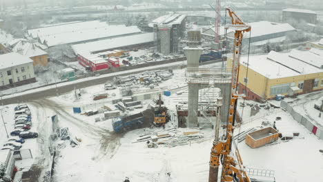 Sitio-De-Construcción-De-Puentes-Con-Máquina-De-Perforación-De-Servicio-Pesado-En-Tormenta-De-Nieve