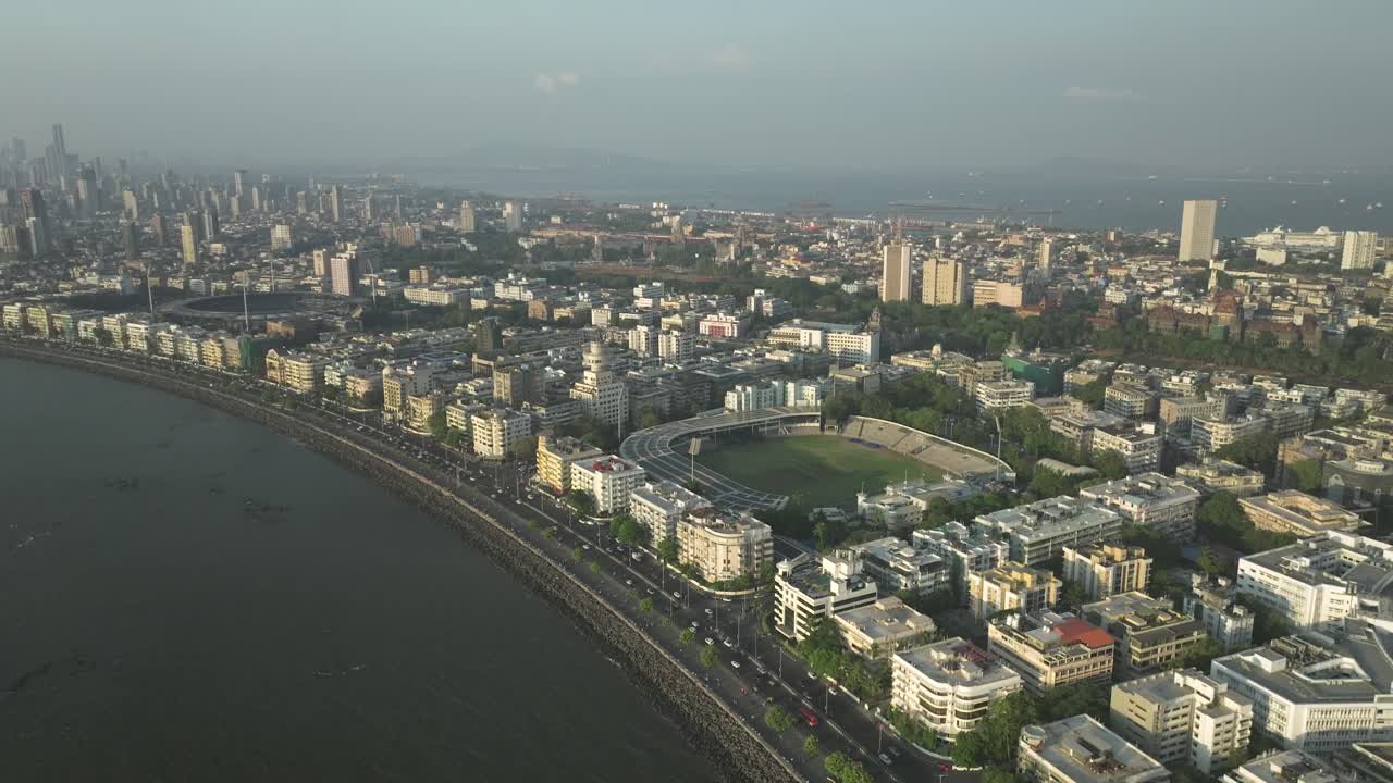 Ampia veduta aerea dello Stadio Brabourne, sulla costa di Mumbai, con paesaggio urbano sullo sfondo, India
