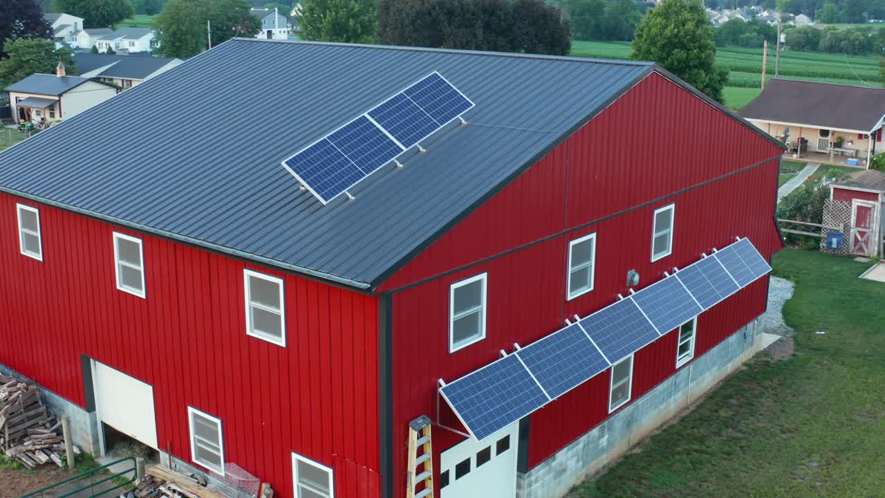 미국 시골의 헛간에서 재생 가능한 에너지를 위한 태양열 패널 어레이