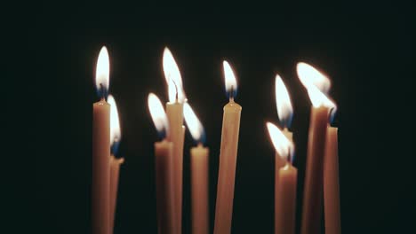 velas encendidas en la oscuridad