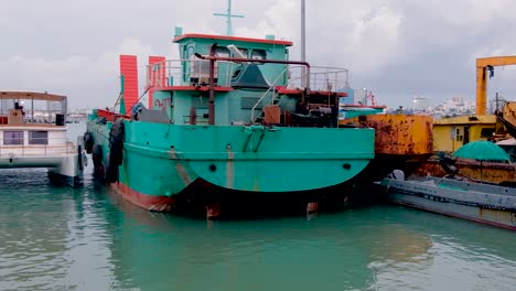 Remolcador-Verde-Amarrado-En-Un-Puerto-Deportivo