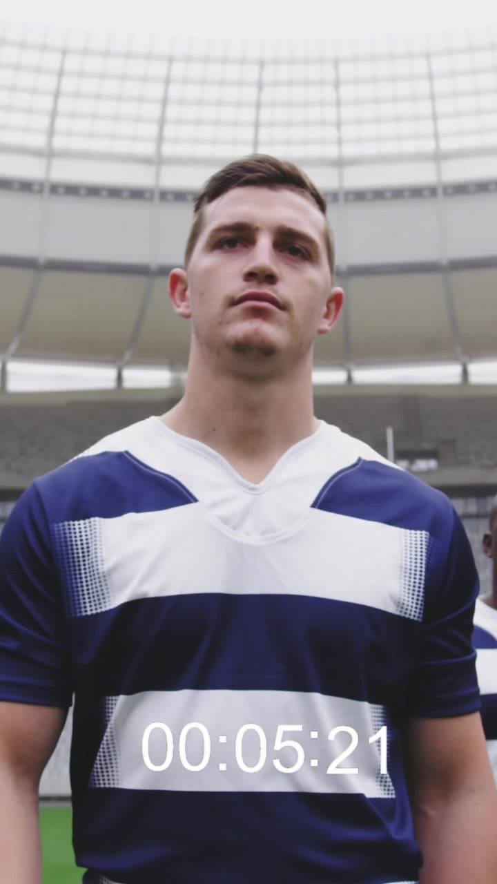 Animazione di uno schermo della fotocamera su una squadra di rugby maschile multietnica che cammina in fila, composizione digitale