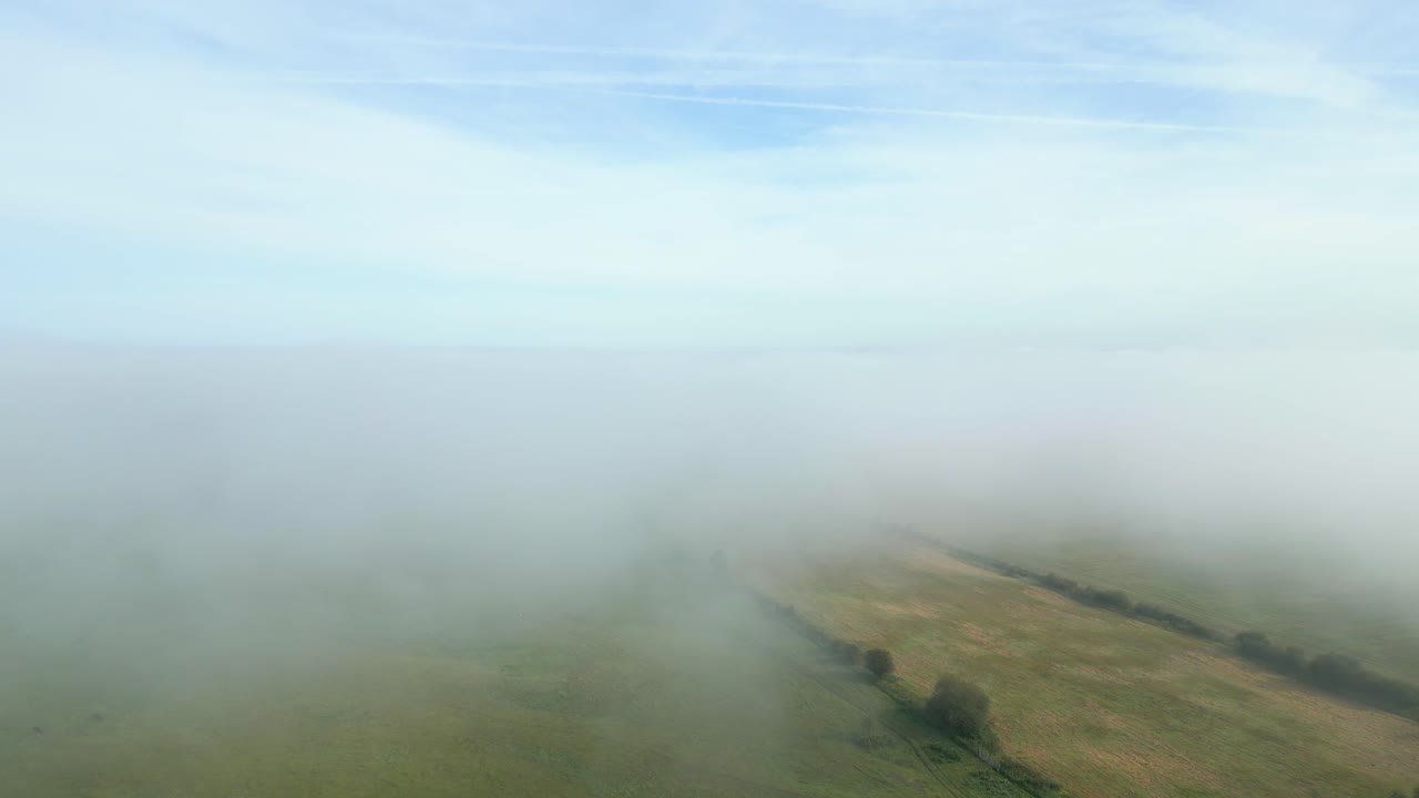 niebla espesa envolviendo el paisaje rural del campo. fotografía aérea