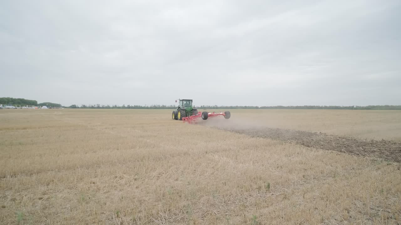 전시회에서 농업 기계의 시연. 트랙터는 현장에서 작동하여 그들의 능력과 성능을 전시합니다.