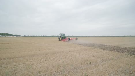 demostración de maquinaria agrícola en una exposición. los tractores operan en el campo, mostrando sus capacidades y rendimiento en acción