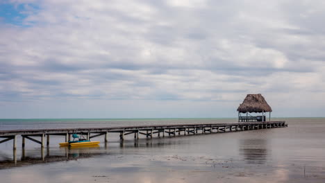 Nubes-De-Lapso-De-Tiempo-Sobre-El-Muelle-En-El-Océano