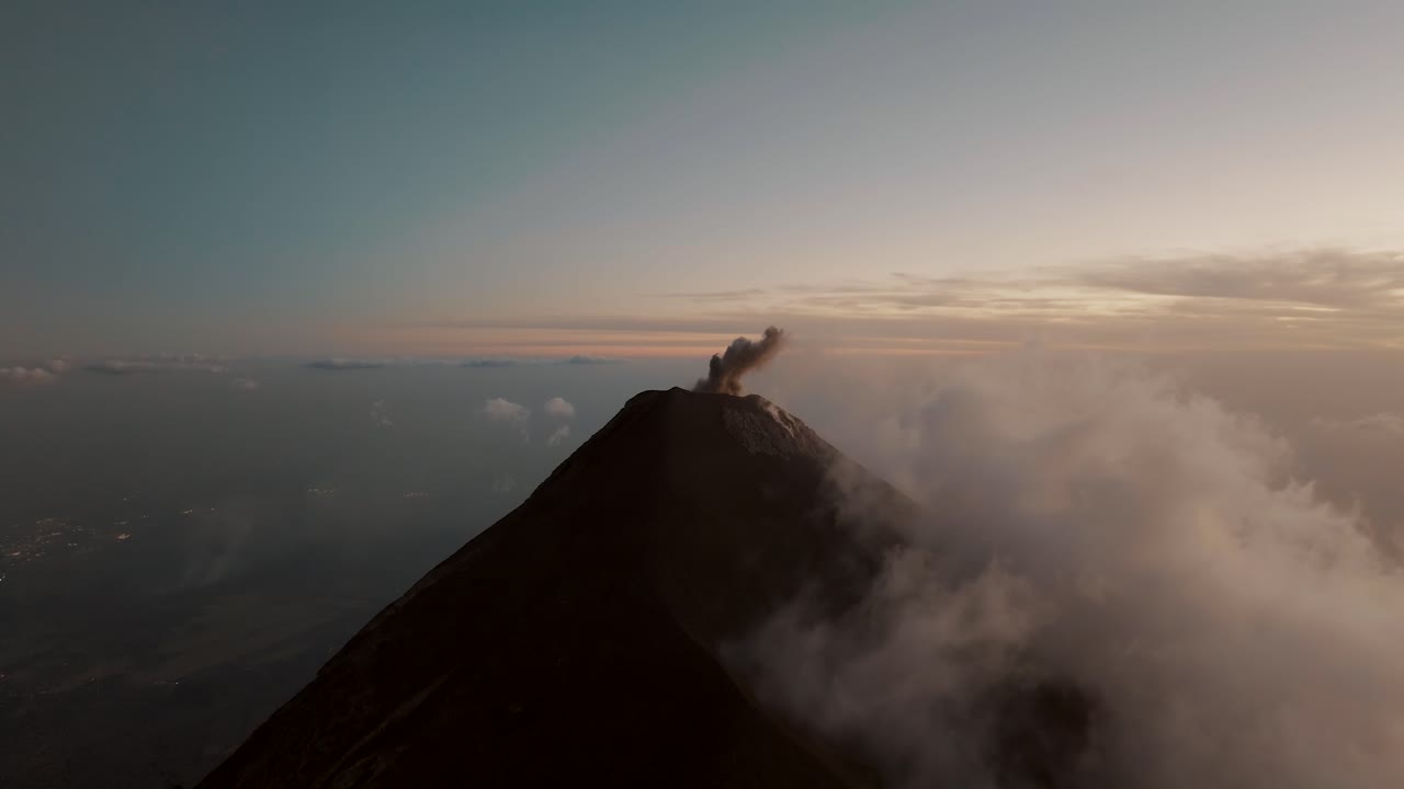 과테말라 의 해가 지는 동안 폭발 하는 화산 의 재