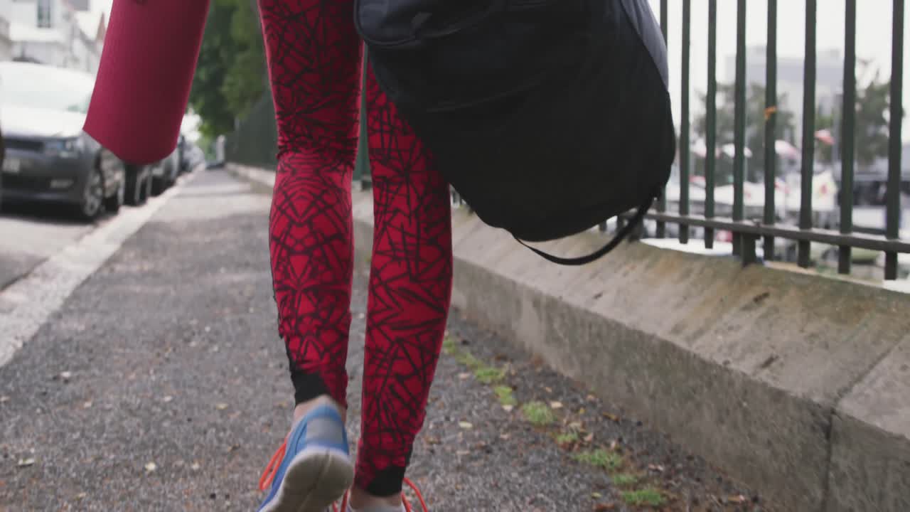 스포츠 에 가는 백인 여자