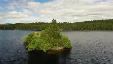 Tesoro-Nacional-De-Cairngorms:-Barrido-Aéreo-Del-Histórico-Castillo-De-Loch-An-Eilein-Y-El-Bosque-De-Pinos-Escoceses,-La-Maravilla-De-Las-Tierras-Altas-De-Escocia