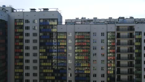 fachada colorida de un edificio de apartamentos