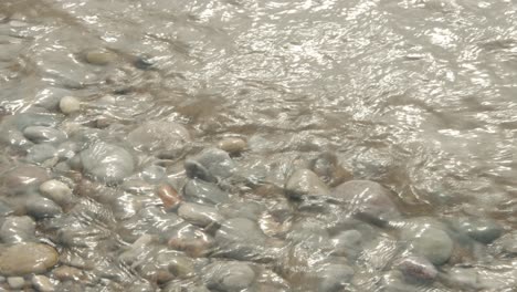 agua salpicando sobre las piedras en una playa 30 segundos