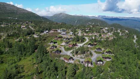 Centro-De-Esquí-Y-Pueblo-De-Roldal-Durante-El-Verano-En-Ullensvang,-Vestland,-Noruega---Círculos-Aéreos-4k