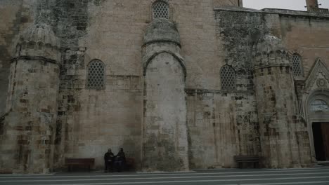 diyarbakir - turkey - dec 28, 2018: silvan ulu mosque, historic selahaddin eyyubi mosque courtyard garden