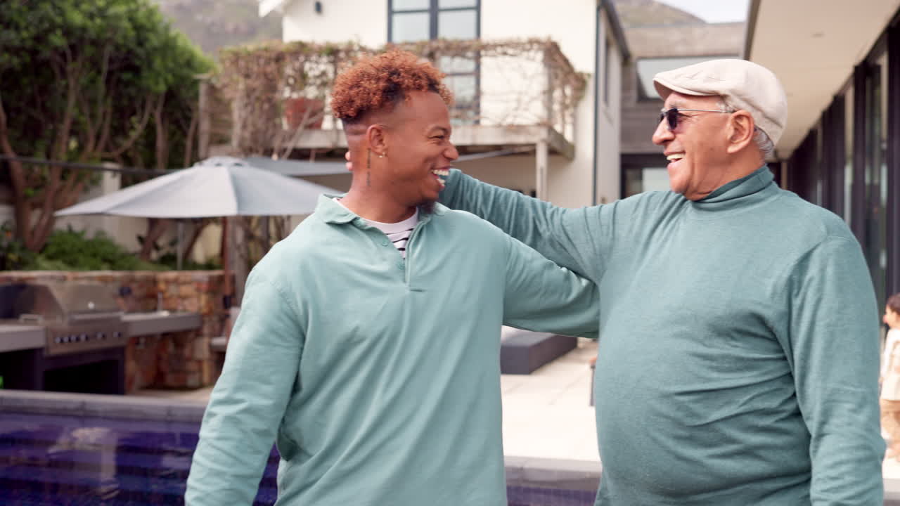padre y hijo felices junto a la piscina