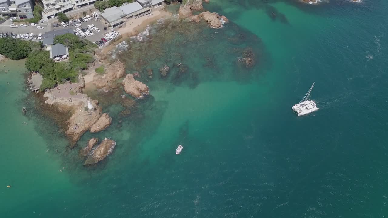 뗏목은 knysna 동쪽 머리, 남아프리카 항공에서 해안에 접근