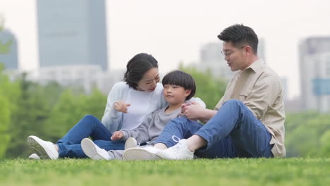 Familia-Feliz-En-Una-Excursión-Al-Aire-Libre-Haciendo-Un-Picnic-En-El-Parque,-Concepto-De-Destino,-Viajes-Familiares-Y-Vacaciones-De-Verano-O-Feriados