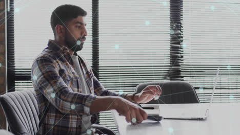 animación de conexiones sobre hombre biracial usando teléfono inteligente