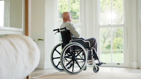 hombre anciano, pensando y silla de ruedas por la ventana