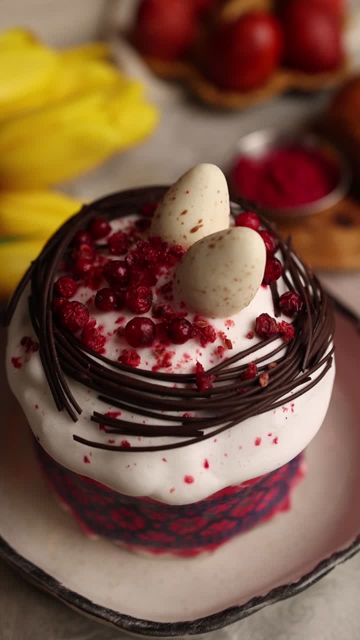 pastel de pascua decorado con chocolate y huevos