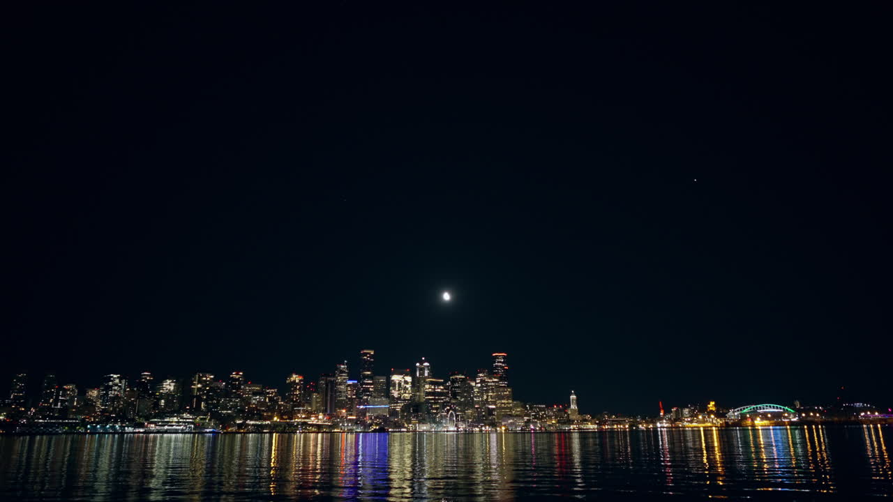 una vista nocturna de la ciudad de seattle