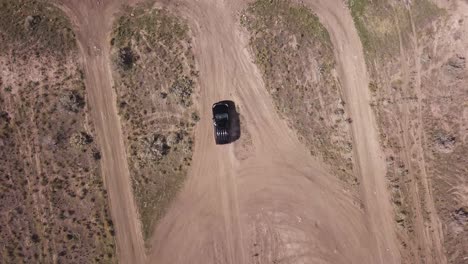 Schwarzer-Geländewagen-Mojave-Wüste,-Utah-Schotterstraße