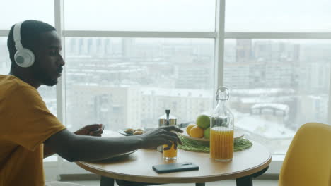man enjoying breakfast with city view