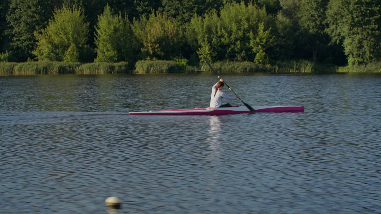 Donna in kayak su un lago