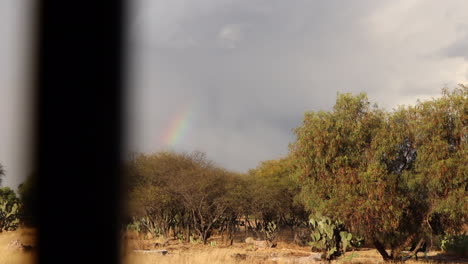 Ein-Sonnenuntergang-In-Der-Wüste-Mit-Einem-Regenbogen,-Der-Sich-Mit-Der-Erde-Verbindet,-Mit-Hoffnung-Und-Uns-Daran-Erinnert,-Wer-Wir-Sind