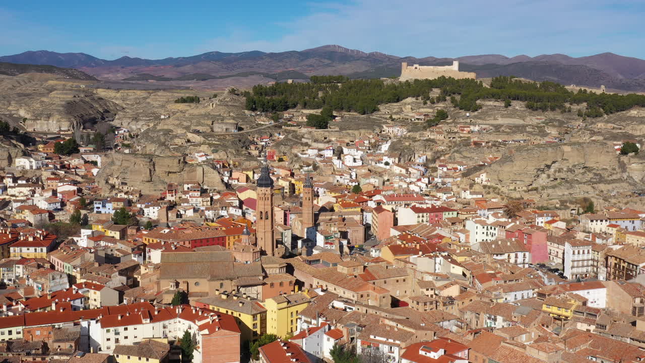 vista aérea de calatayud españa iglesia de santa maría día soleado ciudad histórica