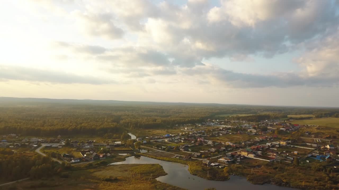 해가 지고 있는 러시아 마을 의 공중 사진