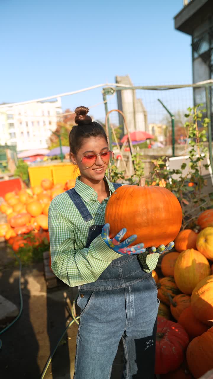 가을 수확 에서 호박 을 들고 있는 젊은 여자