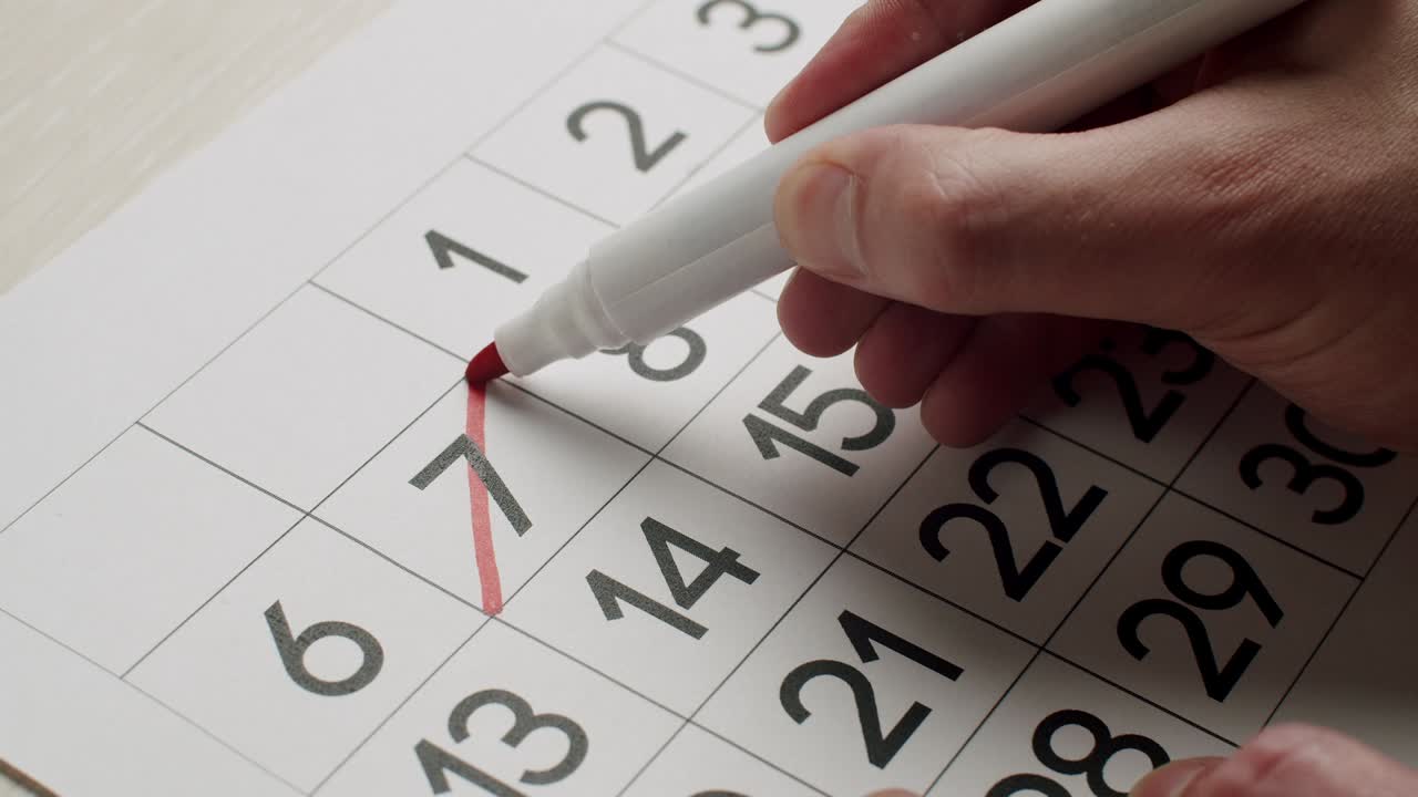 calendario 7a fecha del mes tachada. firmar un día en un calendario.