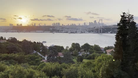el sol se pone detrás de las nubes y el puente del bósforo de estambul con el horizonte turco