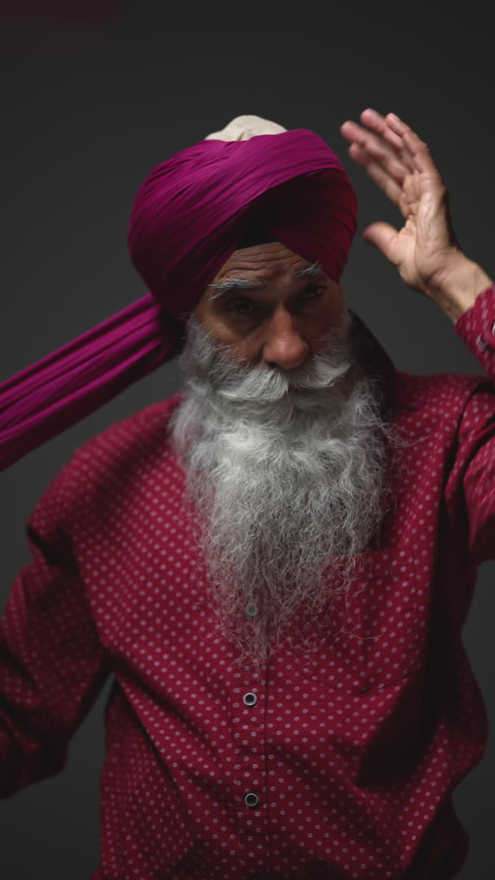 retrato de un hombre sikh con una larga barba blanca y turbante