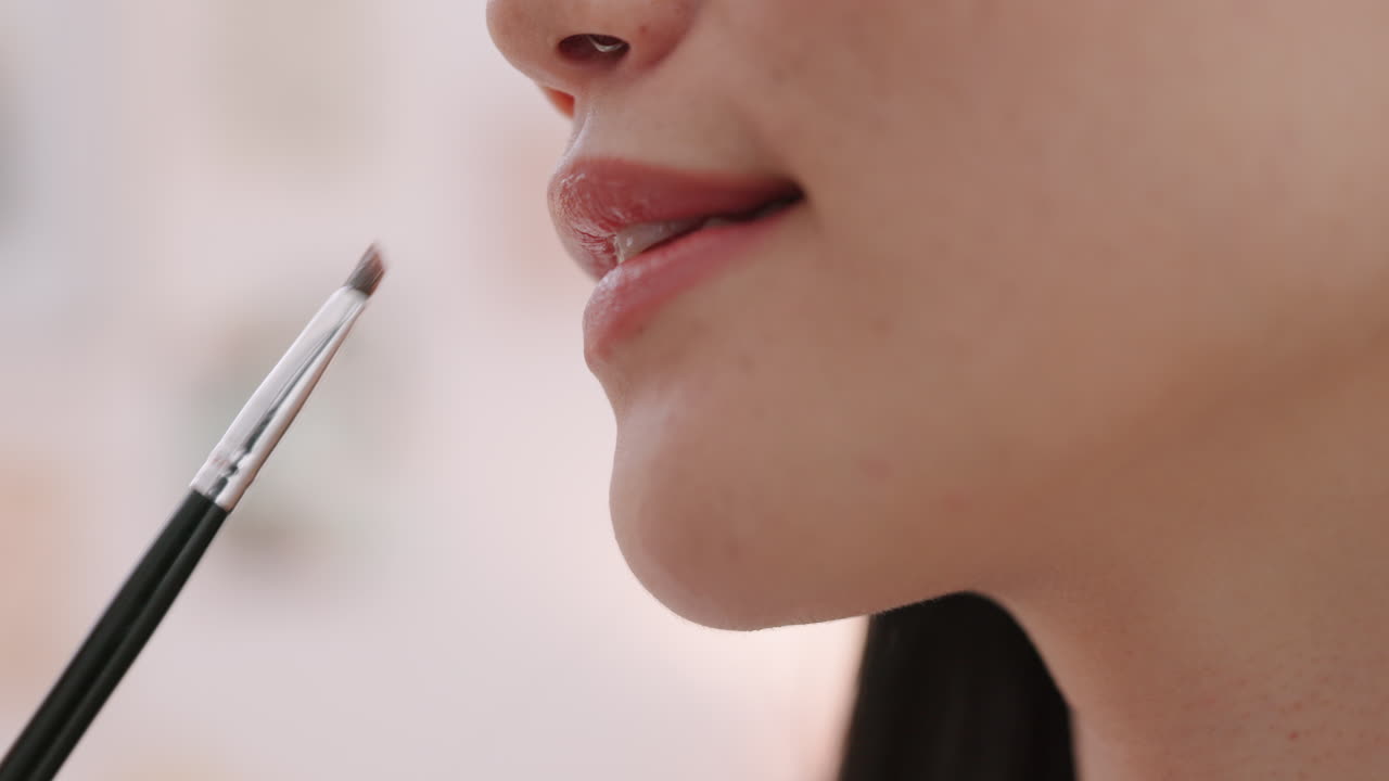 cosméticos, lápiz labial y labios de mujer haciendo
