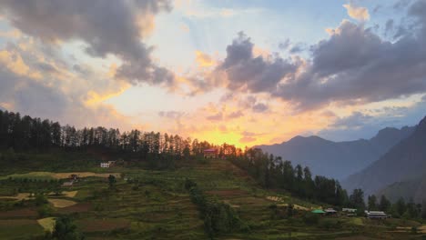 toma de drone de la puesta de sol en un pequeño pueblo en el valle de sainj en himachal pradesh cerca de manali, kasol-1