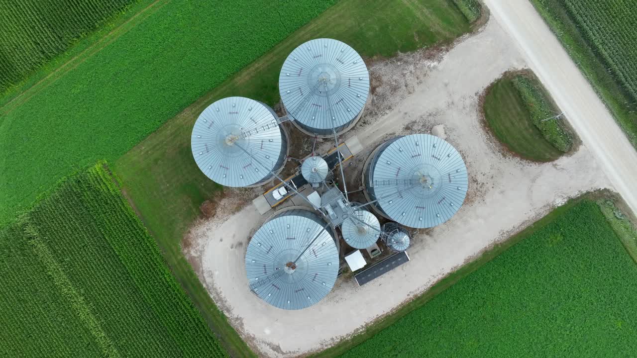 미국 중서부의 곡물 엘리베이터에서 트랙터 트레일러를 채우고 있습니다.