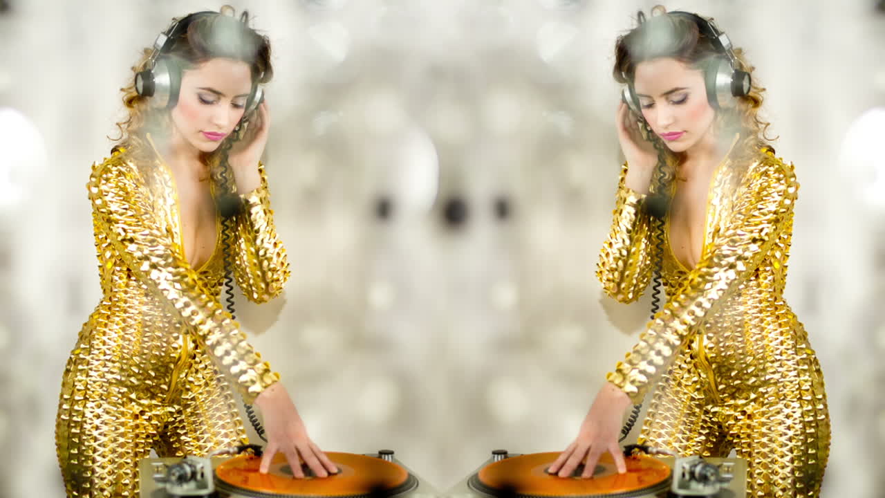 음악을 듣는 여자 73