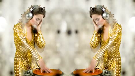 mujer escuchando musica 73