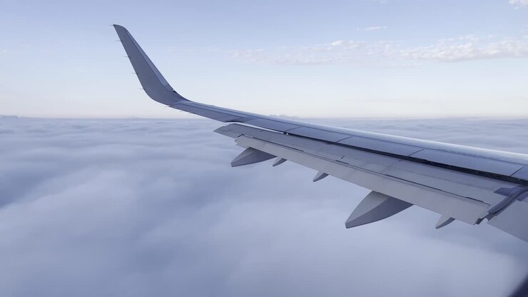 aereo che vola attraverso una nuvola