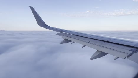 avión volando a través de una nube