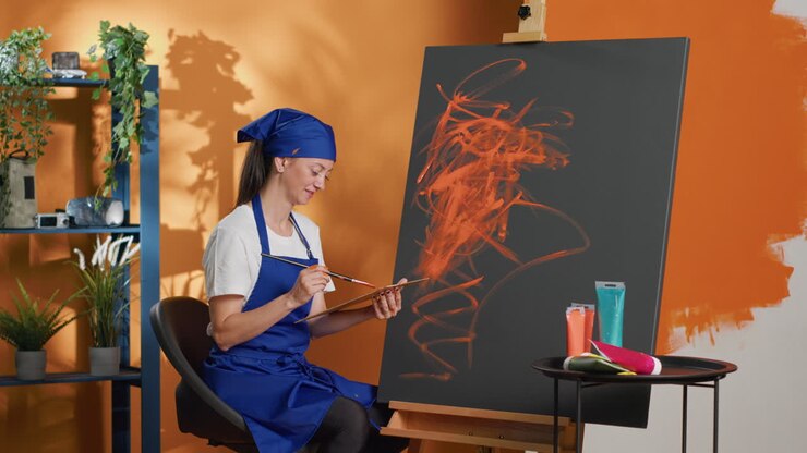 Artista donna che dipinge in studio