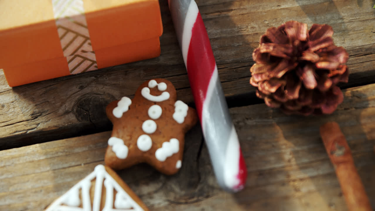 galletas de navidad y varias decoraciones en la mesa de madera 4k