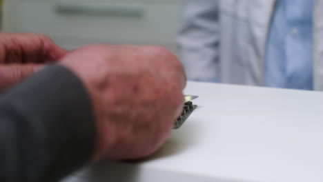 farmacéutico poniendo pastillas en el mostrador