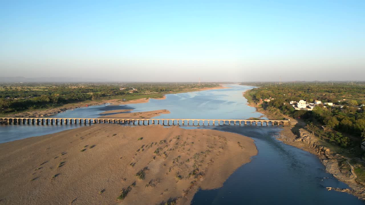 drone che si muove da destra a sinistra sul fiume narmada nel madhya pradesh