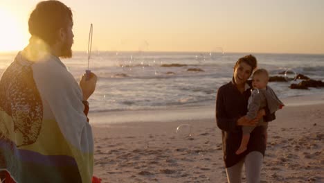 familia divirtiéndose en la playa 4k