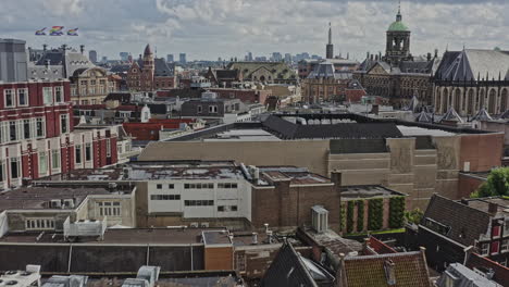 amsterdam, países bajos, toma aérea v19 de bajo nivel que captura arquitecturas holandesas históricas, edificios y casas en los vecindarios de binnenstad y grachtengordel - agosto de 2021
