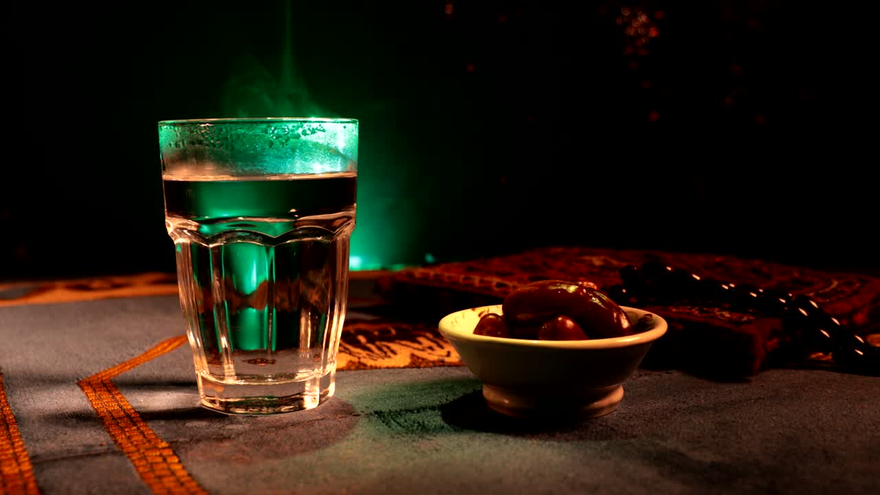 이프타르는 저녁 식사입니다. 장식의 슬라이더 뷰 라마단 카림 휴일 축제 축하 카드, 무슬림의 거룩한 달 라마단의 카림에 대한 초대. 어두운 배경. 선택적 초점