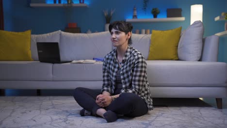 la mujer frustrada se enoja.