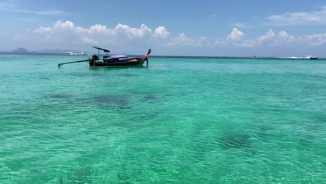 Holz-Longtail-Boot-Segeln-Kristallklaren-Türkisfarbenen-Wasser-Von-Thailand